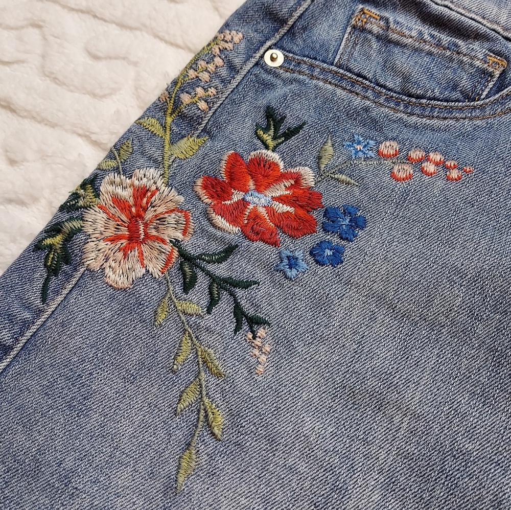 Express Denim Floral Embroidered Raw Hem Boho Jean Mini Skirt Size 8 - Picture 3 of 8